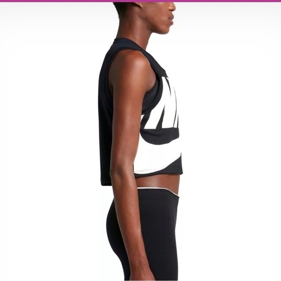 Nike Women's Black Crop Top *flawed* - Picture 2 of 8
